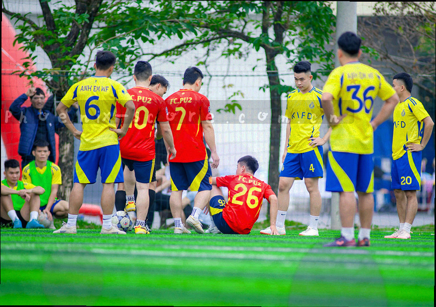 平板屏幕上左右两栏对照的前瞻与战绩数据